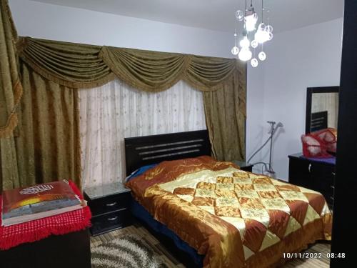 Uma cama ou camas num quarto em شقه مفروشه فرش فندقي
