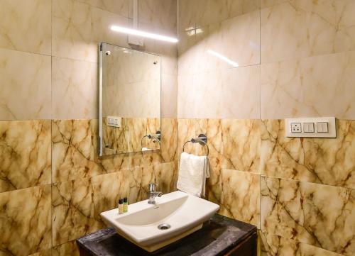 莫爾吉姆的住宿－Arabian Sea Beach Resort，一间带水槽和镜子的浴室