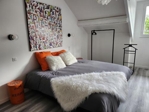 um quarto com uma cama grande e um tapete peludo em Maison face à l'abbaye d'Hautvillers - 2 bedrooms 2 Bathrooms, parking em Hautvillers