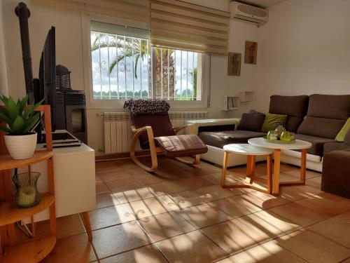 ein Wohnzimmer mit einem Sofa und einem Tisch in der Unterkunft Buena Vista in L'Ametlla de Mar