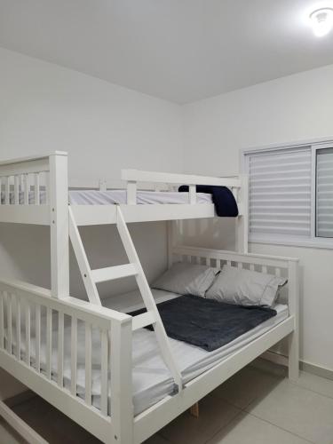 - un lit superposé blanc avec une échelle dans l'établissement Apartamento Canção Nova, à Cachoeira Paulista