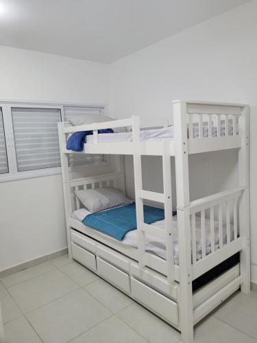 - deux lits superposés dans une chambre dans l'établissement Apartamento Canção Nova, à Cachoeira Paulista