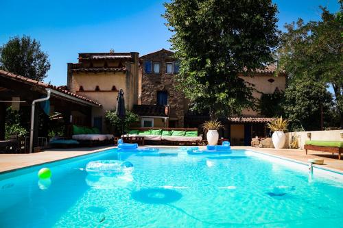 einen Pool im Hinterhof eines Hauses in der Unterkunft Villa MAS GUAPA dans le TARN Albigeois in Lescure-dʼAlbigeois