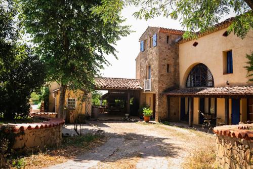 an external view of a house with a courtyard at Villa MAS GUAPA dans le TARN Albigeois in Lescure-dʼAlbigeois
