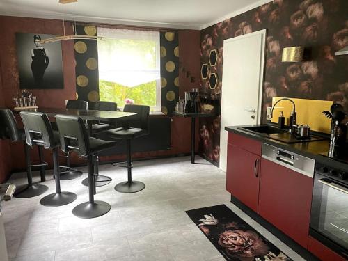 a kitchen with a table and chairs in a room at im Haus zur Auszeit willkommen in Ruhla