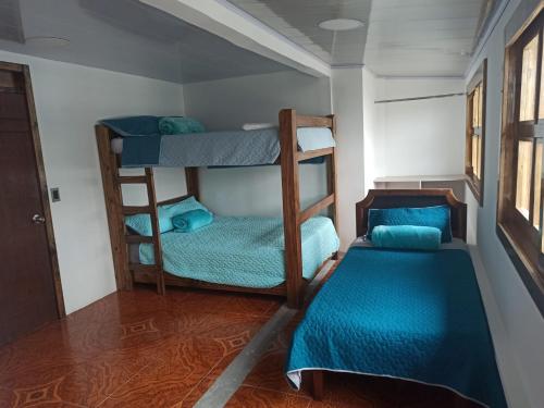 Zimmer mit 2 Etagenbetten und einem Bett in der Unterkunft Hotel Mont Blanc in Circasia