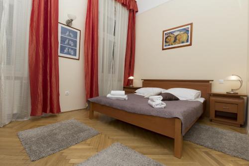 1 dormitorio con cama y cortina roja en Budapest Bed and Breakfast en Budapest