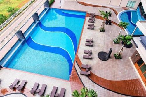 - une vue sur la piscine d'un hôtel dans l'établissement Shaftsbury residence cyberjaya with a pool & Free Parking, à Cyberjaya