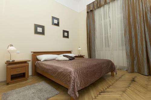 1 dormitorio con cama y ventana grande en Budapest Bed and Breakfast en Budapest