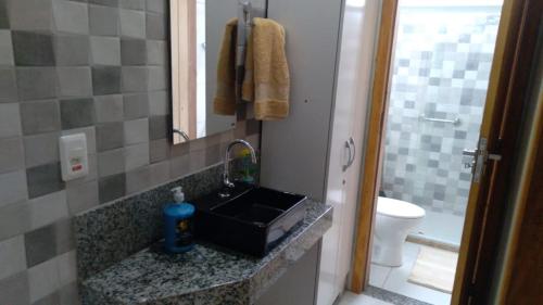 y baño con lavabo, espejo y aseo. en Morada das Águas Campinho Maraú BA, en Maraú