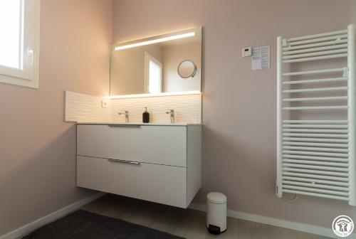 a bathroom with a sink and a mirror at Villa "La Recrée Toulousaine " Clim & SPA-12 couchages in Cugnaux