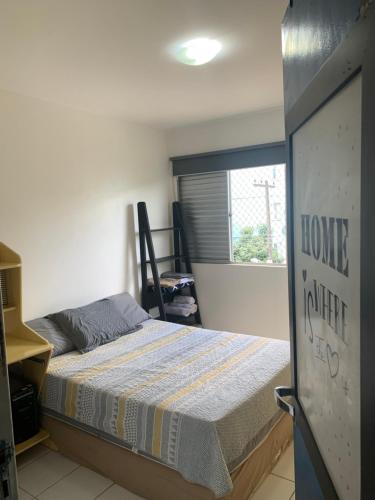 1 dormitorio con cama y ventana en Ape em Maceió en Maceió