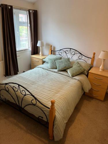 チェスターにある2 Bed Cottage Chesterのベッドルーム1室(枕付きのベッド1台、窓付)