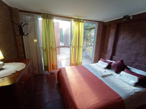 Ein Bett oder Betten in einem Zimmer der Unterkunft Casa Sol y Sierras a 400 metros del centro y a 30 minutos de Carlos Paz