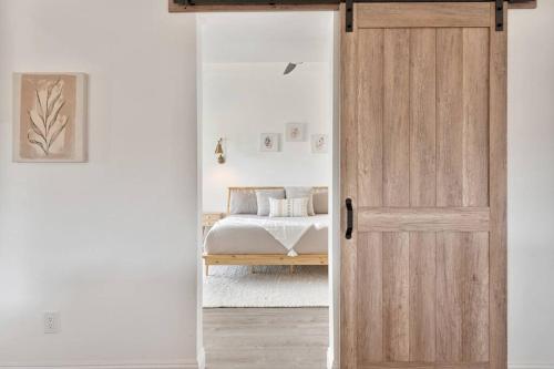 Una puerta que conduce a un dormitorio con cama en Beautiful newly remodeled home, near JT Park en Joshua Tree