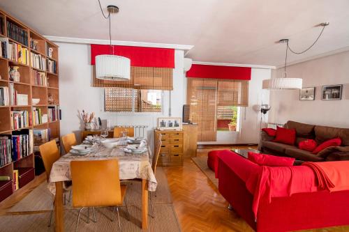 - un salon avec une table et un canapé dans l'établissement la casa de los lapiceros, à Talavera de la Reina
