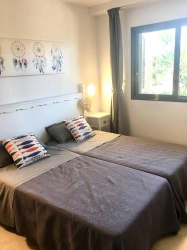*1 bed apt, fibre, 200mt beach, 2 mins bars/shops*