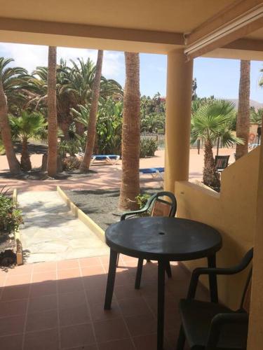 *1 bed apt, fibre, 200mt beach, 2 mins bars/shops*