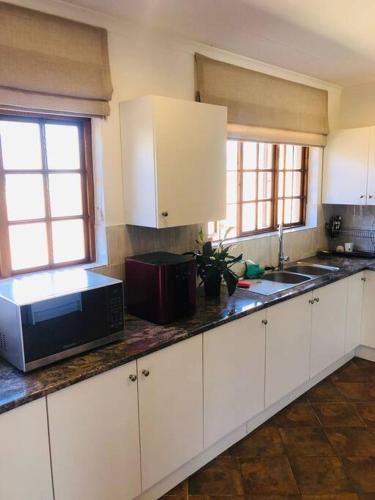 Una cocina o cocineta en Cipresso Guesthouse