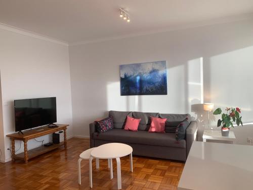 TV a/nebo společenská místnost v ubytování Sunset Guest Home