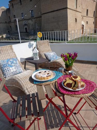 a table with two plates of food on a balcony at La loggetta 63 in Palagianello