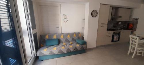 una piccola camera con divano in cucina di Casa vacanza Gabry a Noto Marina