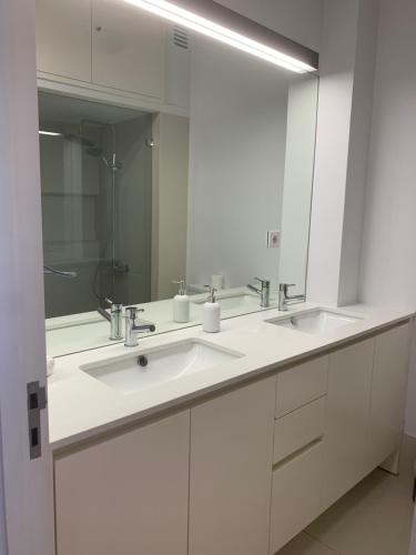 baño con 2 lavabos y espejo grande en Sunset Guest House, en Matosinhos