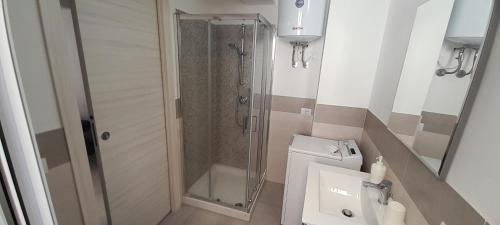 a bathroom with a shower and a toilet at Casa vacanza Gabry in Noto Marina