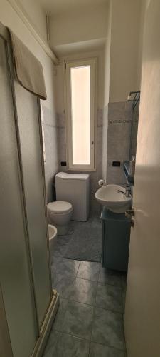 een badkamer met een toilet en een wastafel bij Cesena3 in Milaan