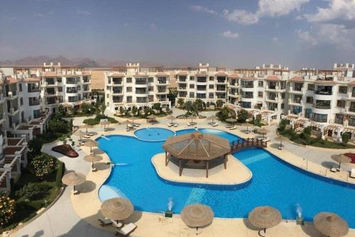 Studio on the ground floor in Sharm Hills Resort with private garden and pool view في شرم الشيخ: اطلالة جوية على منتجع مع مسبح كبير