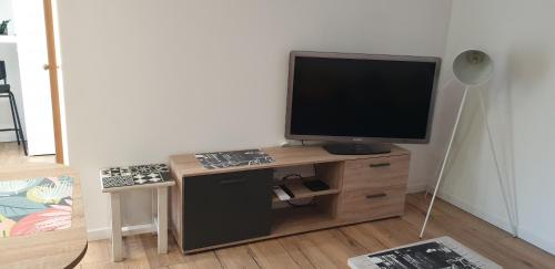 TV en la parte superior de un escritorio de madera en L'Annexe, en Sigean