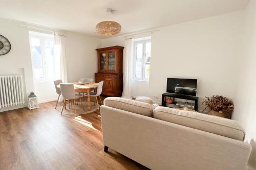 un salon avec un canapé et une table dans l'établissement Chez Jeannette, appartement entre centre et plages, à Concarneau