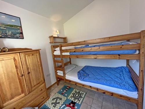 a bedroom with two bunk beds in a room at "Haus am Meer"Fewo 2 - a71226 in Butjadingen