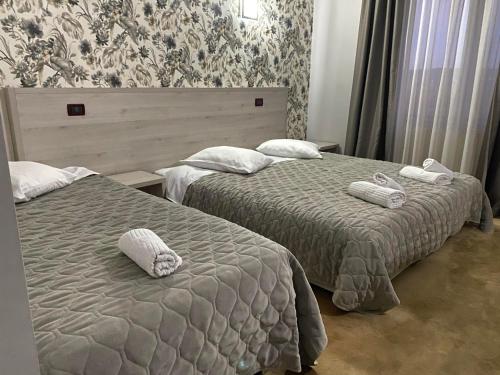 Säng eller sängar i ett rum på Grand Master Hotel