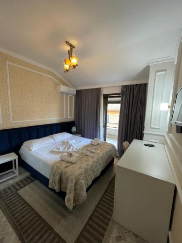 een hotelkamer met een bed en een bureau bij VILA SANREMO in Tirana