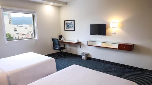 Uma TV ou centro de entretenimento em Best Western Santorin