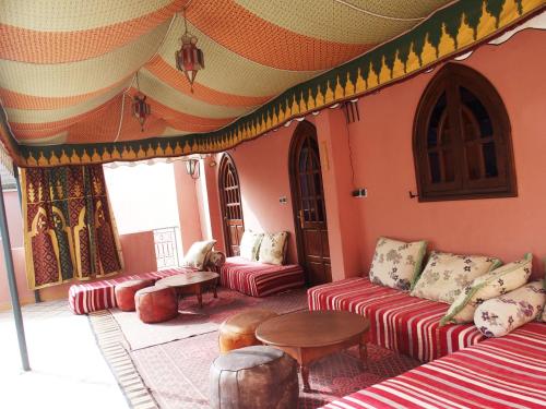 uma sala de estar com sofás e uma mesa em Riad Dar Hajra em Taroudant