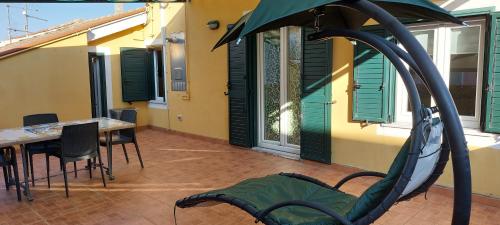 een patio met een tafel en stoelen en een parasol bij La terrazza in Pomarico