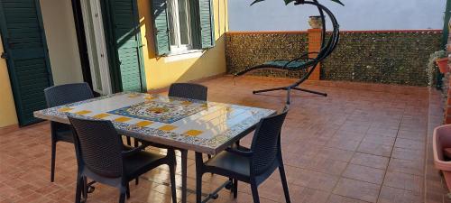 een tafel en stoelen op een patio bij La terrazza in Pomarico