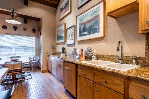 cocina con fregadero y comedor en Chamonix # 92, en Mammoth Lakes