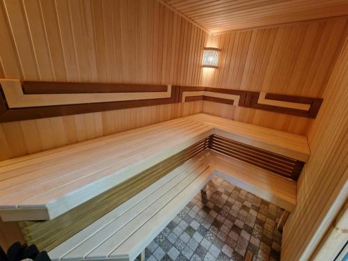 an inside view of a sauna with wooden panels at По Щучьему Велению in Shchūchīnsk