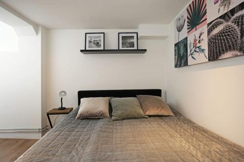 sypialnia z dużym łóżkiem w białej ścianie w obiekcie Appartementen Purmerend B w mieście Purmerend