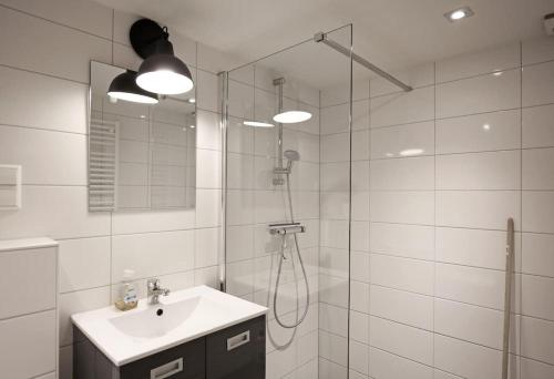 een witte badkamer met een douche en een wastafel bij Appartementen Purmerend B in Purmerend