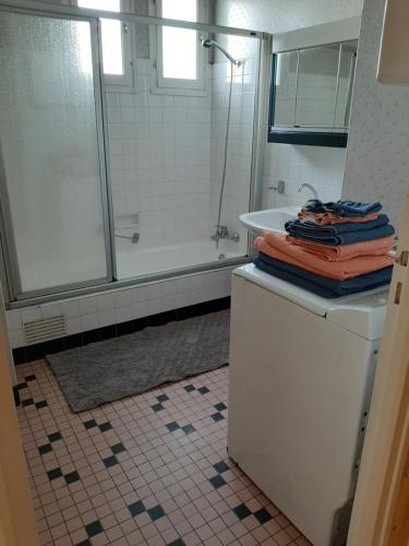 une salle de bain avec une baignoire, un lavabo et une douche dans l'établissement Les Cormiers, à Chailles