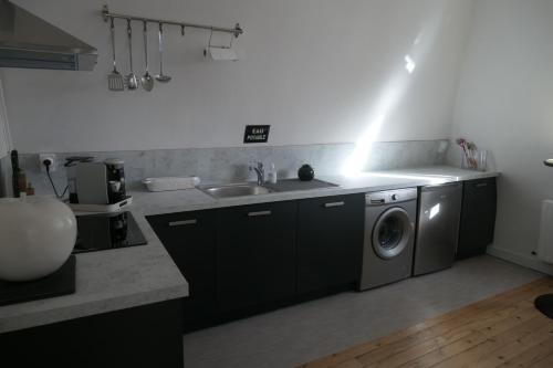 Kuchyňa alebo kuchynka v ubytovaní Appartement - Villa Léopold à Malo