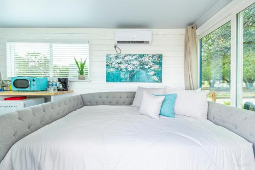 Una cama o camas en una habitación de The Container Retreat @ 290 Wine Trail #1 Escape to Hye, TX