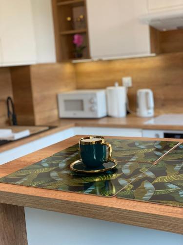 a coffee cup sitting on top of a kitchen counter at Studio Modlin in Nowy Dwór Mazowiecki