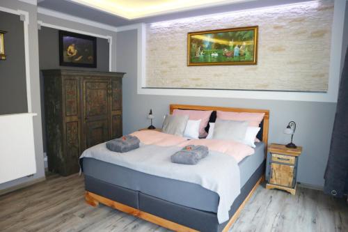 a bedroom with a bed with two towels on it at Apartment Alte Schusterei in Freiberg