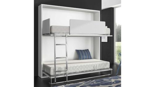 - un lit superposé avec une échelle à côté d'une fenêtre dans l'établissement Résidence Beauvau - Numéro 6 - Centre de SARLAT, à Sarlat-la-Canéda