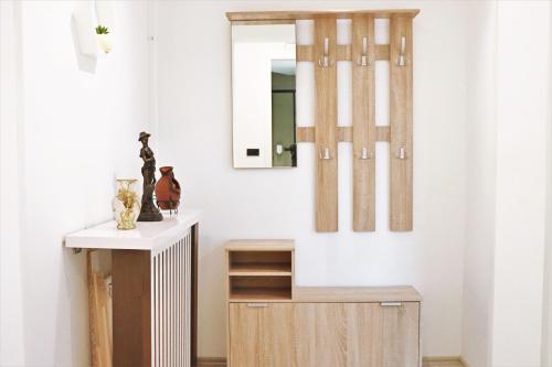 una camera con specchio e mobile in legno di Cozy Apartment in Pristina a Pristina